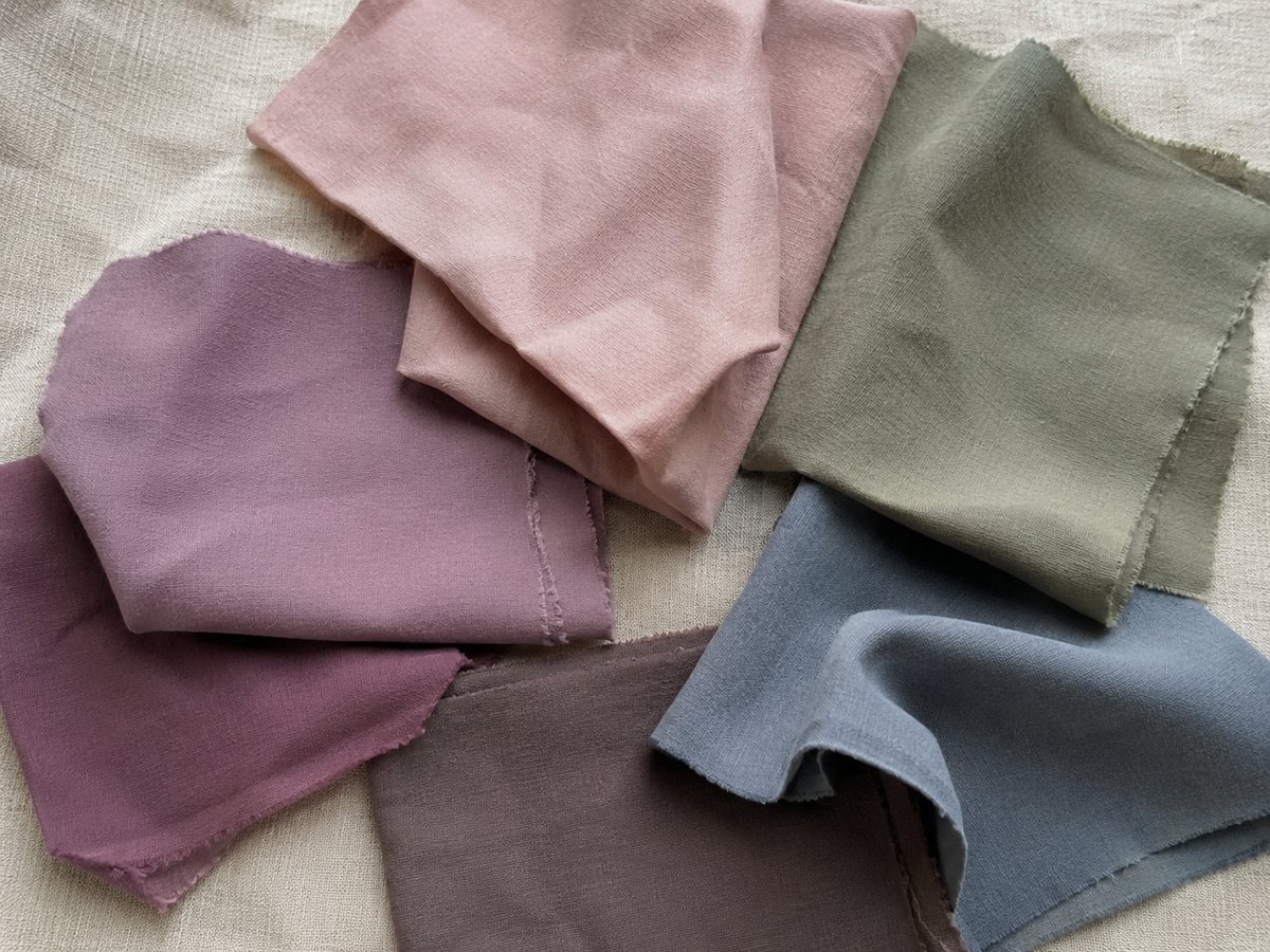 Paleta colorimétrica verano suave con rosas taupe, verdes salvia, azules grisáceos y ciruelas desaturadas