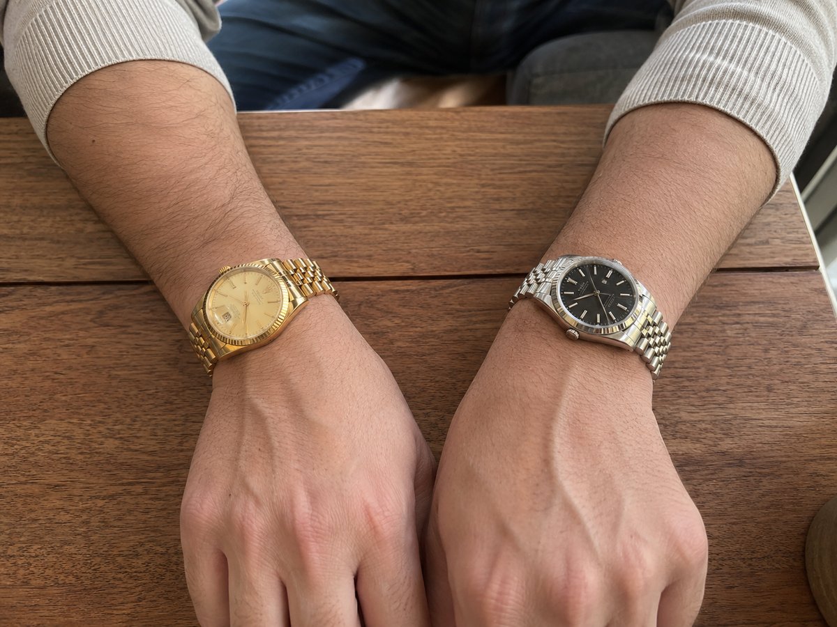 Comparación de reloj dorado frente a reloj plateado en muñeca masculina para el test de colorimetría